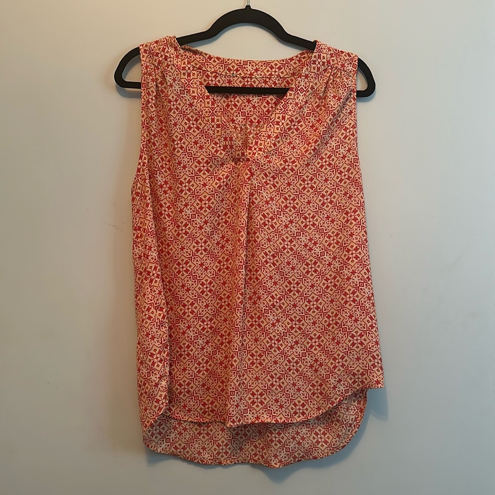 Size M sleeveless top